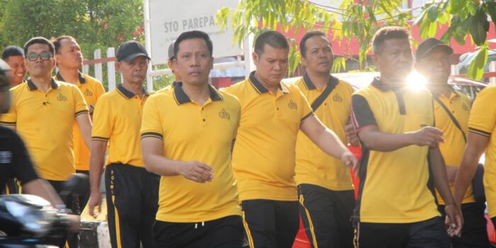 Personel Polres Parepare mengikuti jalan kaki bersama mengelilingi Kota Parepare