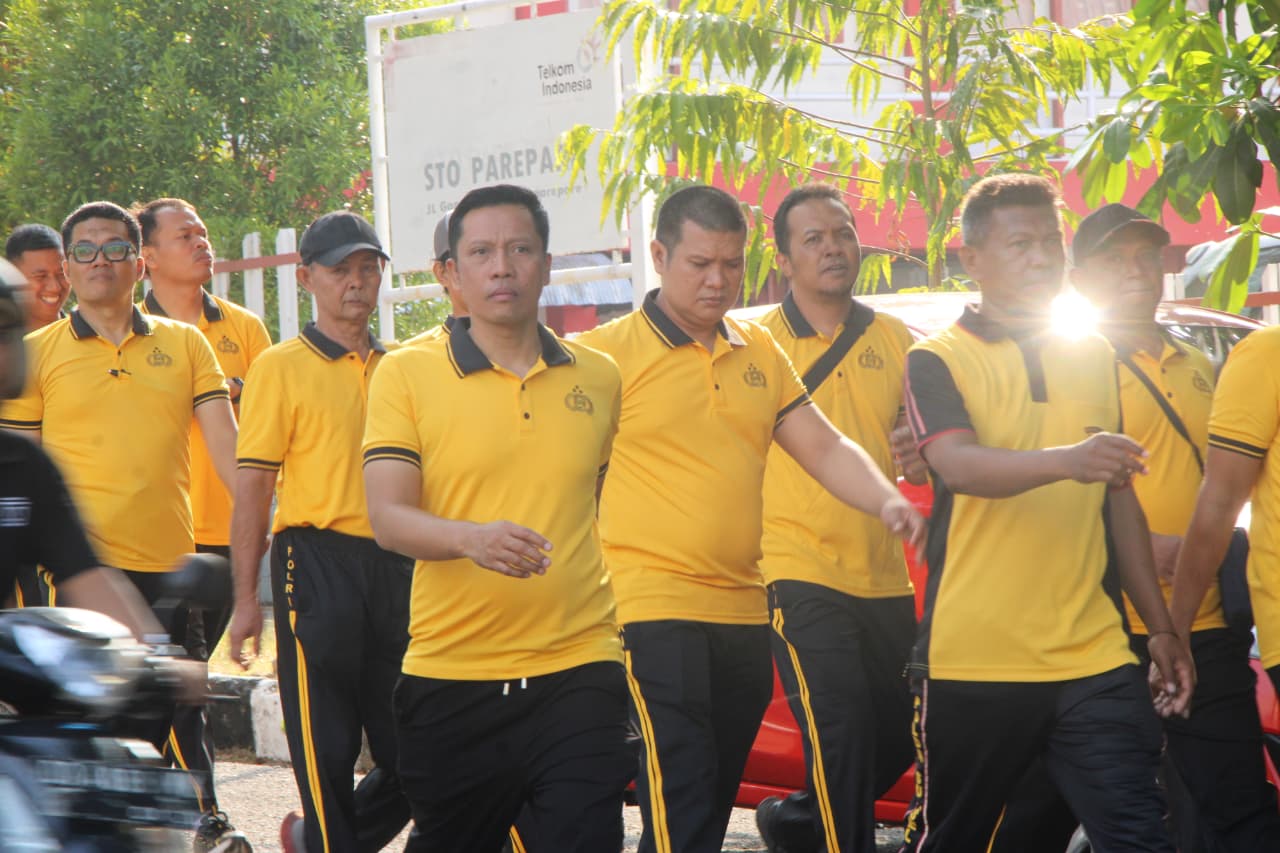 Personel Polres Parepare mengikuti jalan kaki bersama mengelilingi Kota Parepare